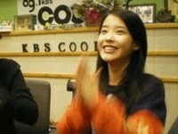 韓国で国民の妹として人気の歌手IU(アイユー)がオットセイに劣らぬ可愛い高速手拍子をしている写真が韓国KBS Cool FM『ホン・ジンギョンの2時』のコミュニティー掲示板に掲載され、ファンたちの関心を集めている。写真=『ホン・ジンギョンの2時』の掲示板