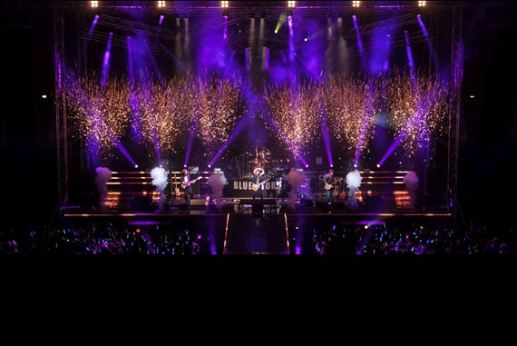 韓国の男性4人組アイドルバンド「CNBLUE」(シーエヌブルー)が10、11日、ソウルオリンピック公園ハンドボール競技場で盛大にアンコールコンサート『BLUE STORM』を行った。