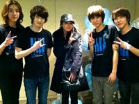 女優イ・ミンジョンが人気バンドCNBLUEの単独コンサートを観覧し、メンバーと撮った写真を公開した。写真=イ・ミンジョンのミニホームページ