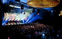 韓国の人気ガールズグループ「2NE1」(トゥエニーワン)が、アメリカのニューヨーク・タイムズスクエアに登場し、2000人余りのファンたちを熱狂させた。写真=YGエンターテイメント