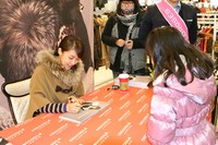 韓国の人気女優ハ・ジウォンが17日、クロコダイル・レディー馬山合城店のオープン記念として開催されたファンサイン会で一層洗練されたみずみずしい美しさを見せ、ファンを魅了した。
