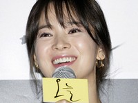 女優ソン・ヘギョが韓国の『2011 女性映画人賞』授賞式で今年の女性映画人演技賞を受賞し、感激の涙を見せた。
