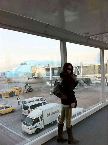 キム・ソナの空港ファッションが公開された。写真=キム・ソナme2day
