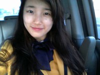 韓国の人気ガールズグループ「Miss A」（ミスエイ）のスジが、制服姿の自分撮り写真を公開した。写真＝スジのツイッター
