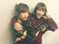 女性アイドルグループKARA（カラ）のニコルとジヨンが成熟した容貌とペアルックを披露して目を引く。写真=ジヨンのツイッター
