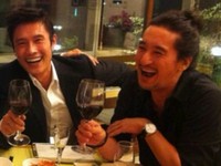 俳優シン・ヒョンジュンは20日、自身のツイッターに人気俳優イ・ビョンホンと共に楽しそうにワインパーティーをしている写真を公開した。写真=シン・ヒョンジュンのツイッター