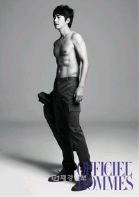 俳優パク・シフが男性ファッション誌『ロフィシエル・オム』1月号のグラビアでセクシーな男性美を披露した。写真=ロフィシエル・オム