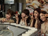 人気ガールズグループ「T-ARA」（ティアラ）がMCを務めるバラエティ番組「T-ARAの花美男たち」で、イケメンを探すために日本へ向かった。写真=韓国SBS