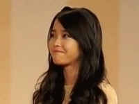韓国のあるオンラインコミュニティに「賞をもらっているのに、なぜかキマリの悪い表情のIU」というコメントとともに短い映像が掲載された。写真＝オンラインコミュニティ