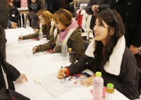 17日、韓国キョンギ道のファッションタウンに入っているエドウィンの店舗内でガールズグループ「Miss A」（ミスエイ）のサイン会が開かれた。