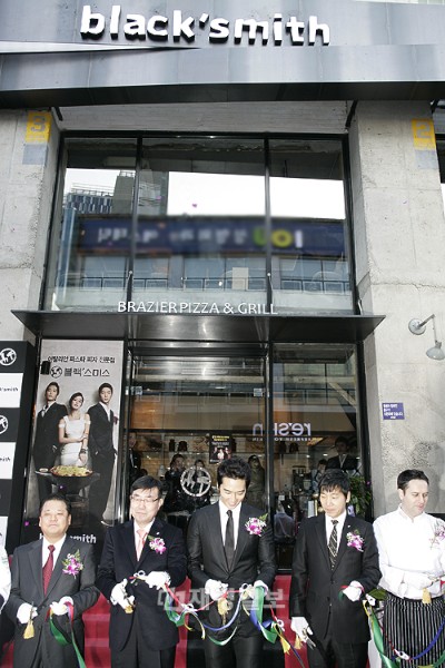 俳優ソン・スンホンが、韓国でイタリアンレストラン「ブラックスミス」の加盟店1号を運営することになった。