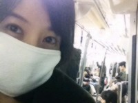 キム・ソナ、日本の地下鉄で自分撮り