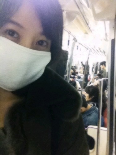 ドラマ『女の香り』プロモーションのため来日している韓国女優キム・ソナが22日、自身のme2dayに「久々に自由を満喫！こんな時間を持てることって何年ぶりだろう？」というコメントと共に地下鉄での写真を投稿した。写真=キム・ソナのme2day