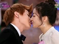 24日に韓国MBCで放送された仮想夫婦バラエティー番組『私たち結婚しました』で、SUPER JUNIORイトゥク＆カン・ソラがポッキーキスゲームに挑戦した。写真=韓国MBC放送のキャプチャー