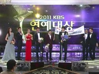 韓国で24日に生放送された『2011 KBS芸能大賞』で、「ハッピーサンデー1泊2日」が他の候補を抑えて大賞に選ばれた。

