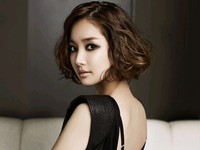 韓国女優のパク・ミニョンがグラビアを通して妖艶な眼差しと魅力的な後ろ姿を公開した。