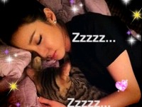 2NE1ダラ、愛猫とのおやすみショットを公開