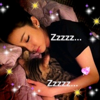 2NE1のダラ（サンダラ・パク）が、布団の上で愛猫タドゥギと眠る姿を公開した。写真=ダラのme2day
