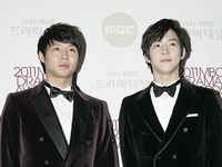 『2011 MBCドラマ大賞』の授賞式が30日、MBCドリームセンターで開催された。この日は授賞式に先立って、JYJのパク・ユチョンとパク・ユファンの兄弟がともにレッドカーペットを踏み、フォトタイムを設けた。