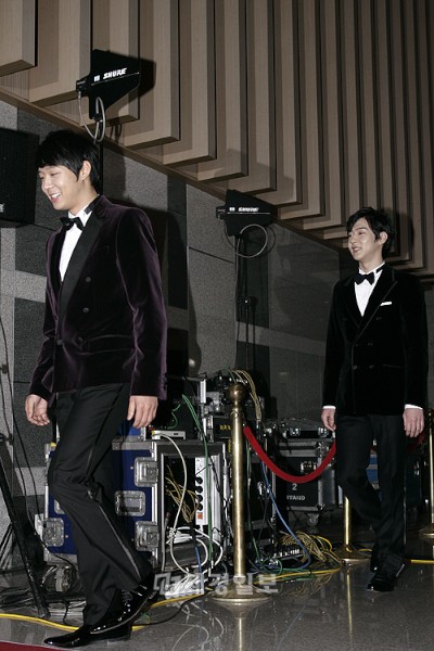 『2011 MBCドラマ大賞』の授賞式が30日、MBCドリームセンターで開催された。この日は授賞式に先立って、JYJのパク・ユチョンとパク・ユファンの兄弟がともにレッドカーペットを踏み、フォトタイムを設けた。