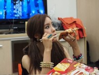 T-ARA（ティアラ）は7日、MBC『SHOW!音楽中心』のリハーサルを終え、楽屋で食事をしている写真を公開した。写真＝コアコンテンツメディア