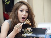 T-ARA（ティアラ）は7日、MBC『SHOW!音楽中心』のリハーサルを終え、楽屋で食事をしている写真を公開した。写真＝コアコンテンツメディア