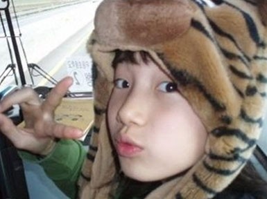 13日、韓国のあるオンラインコミュニティ掲示板に「スジ、小学生の頃の写真」というタイトルの写真が掲載された。