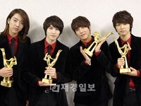 CNBLUEが、韓国で音楽賞として最も権威のある「第26回ゴールデンディスク授賞式」で最多受賞の4冠王に輝いた。