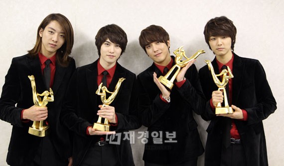 CNBLUEが、韓国で音楽賞として最も権威のある「第26回ゴールデンディスク授賞式」で最多受賞の4冠王に輝いた。
