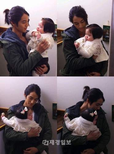 俳優のキム・ボムが赤ちゃんを抱っこしながら可愛がる姿が話題だ。
