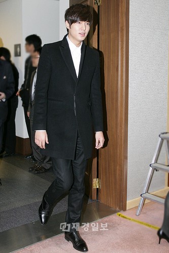 俳優イ・ミンホが中国のバラエティー番組「快楽大本営」に出演し、驚異的な視聴率を記録した。
