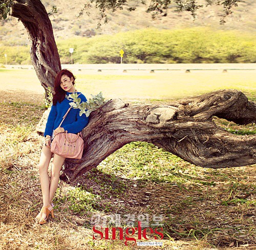 女優キム・ハヌルが、ファッション雑誌『Singles』2月号でセクシーなグラビアを披露した。写真=Singles