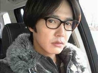 俳優ユン・サンヒョンが車の中で撮った写真を公開して近況を伝えた。