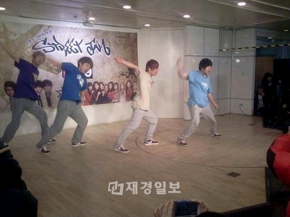 JTBC『少女時代と危険な少年たち』の少年らは、来る2月5日のストリートジャムダンス大会を控えて、ソウル宣陵駅の芸術舞台でゲリラ公演を行った。
