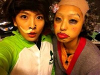 韓国人気ガールズグループ「KARA」(カラ)のカン・ジヨンと「SISTAR」(シスタ－)のボラのお笑い扮装が爆笑を呼んでいる。写真=カン・ジヨン ツイッター
