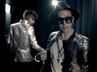 BIGBANG（ビッグバン）のG-DRAGON（ジードラゴン）の衣装がまた話題を集めている。写真=SE7ENのミュージックビデオキャプチャー