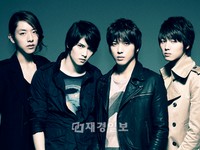 韓国男性バンド「CNBLUE」(シーエヌブルー)が日本でリリースしたシングルアルバム「Where you are」でオリコンチャート1位となる高い人気ぶりを見せている。