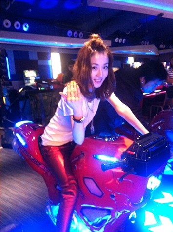 2NE1（トゥエニィワン）のサンダラ・パクがオートバイに乗っている写真を公開した。写真=サンダラ・パクのme2day