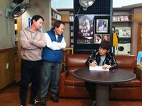 人気アイドルBEAST（ビースト）のユン・ドゥジュンが、JTBC連続シットコム『清潭洞に住んでいます』の8日放送分にカメオでサプライズ出演する。
