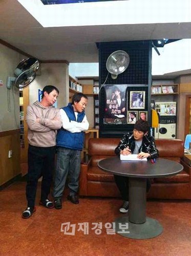 人気アイドルBEAST（ビースト）のユン・ドゥジュンが、JTBC連続シットコム『清潭洞に住んでいます』の8日放送分にカメオでサプライズ出演する。
