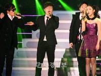 韓国男性3人組ボーカルグループ「Red Soul」(レッドソウル)が初の公式ステージで韓国人気女性歌手IU(アイユ)と共演後、大きな“IU効果”を見せている。