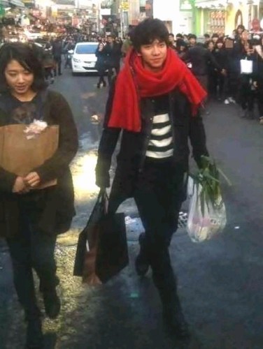 歌手イ・スンギと女優パク・シネが一緒に買い物をしている姿がキャッチされた。写真=オンラインコミュニティ