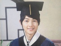 6日、あるオンラインコミュニティ掲示板に「ついに成均館大学を卒業したソン・ジュンギ。これからはこの大学の広報は誰がするのだろう！？」というコメントともに一枚の写真が掲載された。