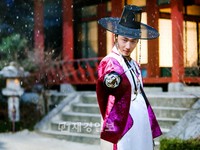 韓国MBC TV水木ドラマ『太陽を抱いた月』の陽明役、チョン・イルが雲(ソン・ジェリム)の剣を使って隠されていた剣の腕前を見せた。写真=ファンタジオ
