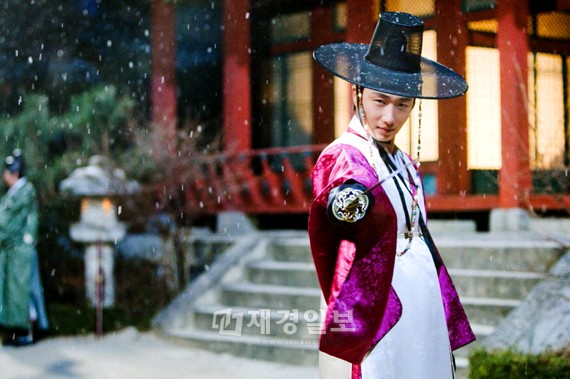 韓国MBC TV水木ドラマ『太陽を抱いた月』の陽明役、チョン・イルが雲(ソン・ジェリム)の剣を使って隠されていた剣の腕前を見せた。写真=ファンタジオ
