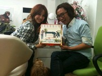 韓国の女性歌手イ・ヒョリがファンからもらったプレゼントの写真を公開した。写真=イ・ヒョリ ツイッター