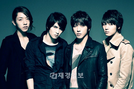 CNBLUE（シーエヌブルー）が日本のオリコンシングルチャートで、海外バンドとしては41年ぶりにトップに立った。