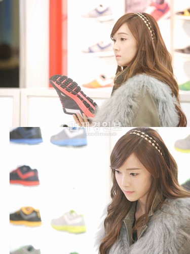 韓国KBS2水木ドラマ 『乱暴なロマンス』で、ムヨル（イ・ドンウク）とジョンヒ（少女時代ジェシカ）が“靴屋デート”をするシーンのスチールが公開された。
