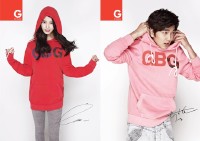 ファッションブランド「G by GUESS」が、2月10日から、商品を購入した顧客にIUとユ・スンホの直筆サイン入りブロマイドをプレゼントするという。写真＝G by GUESS