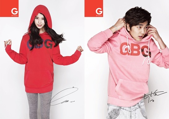 ファッションブランド「G by GUESS」が、2月10日から、商品を購入した顧客にIUとユ・スンホの直筆サイン入りブロマイドをプレゼントするという。写真＝G by GUESS